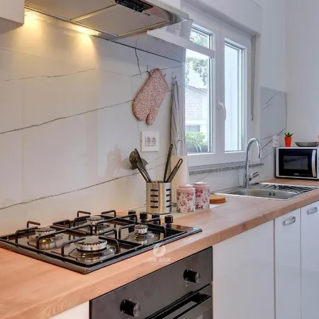 Spacious With Private Terrace And Garden * Pula
