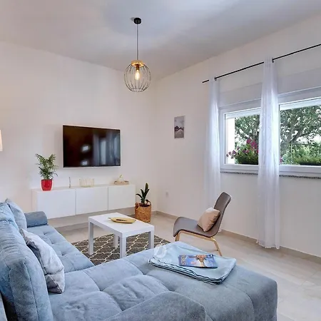 Spacious With Private Terrace And Garden Apartment