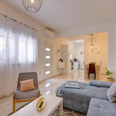 Spacious With Private Terrace And Garden