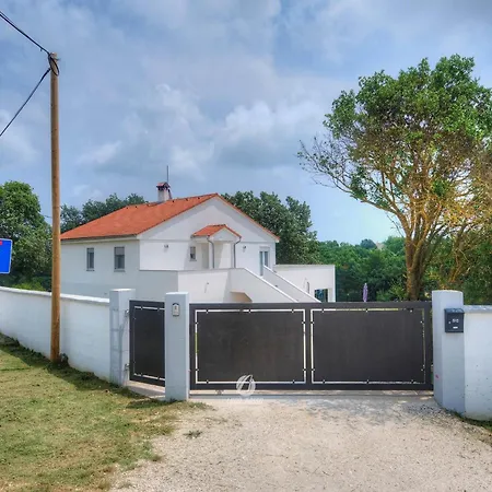 Spacious With Private Terrace And Garden Apartment