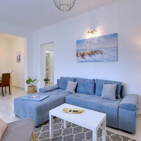 Spacious With Private Terrace And Garden Pula