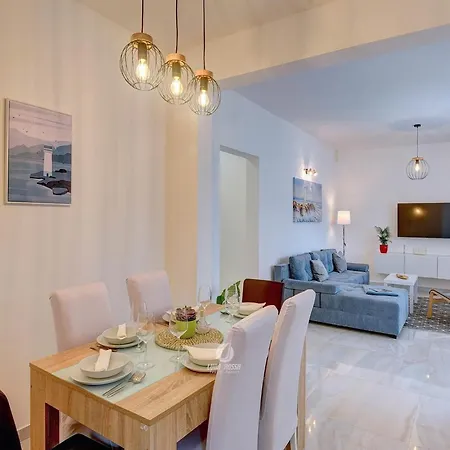 Spacious With Private Terrace And Garden Apartment