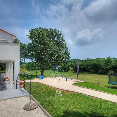 Spacious With Private Terrace And Garden Apartment *
