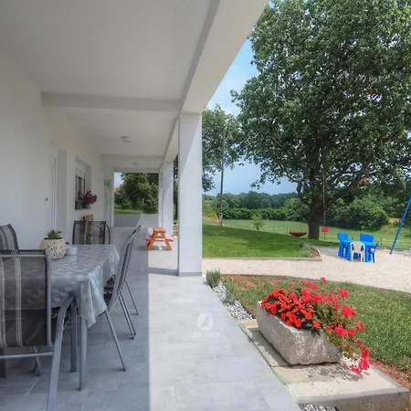 Spacious With Private Terrace And Garden Pula