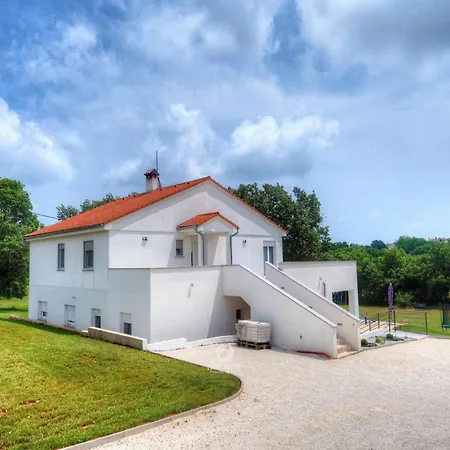 Apartment Spacious With Private Terrace And Garden Pula